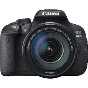 Digitalni fotoaparat Canon EOS 700D + objektiv 18-135mm STM, crni