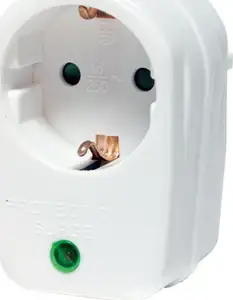 Adapter Schuko 230V/16A s prenaponskom zaštitom, bijeli